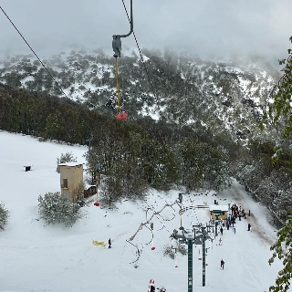 Grandinata ad Ancona, a Bolognola si scia sulla neve di Primavera